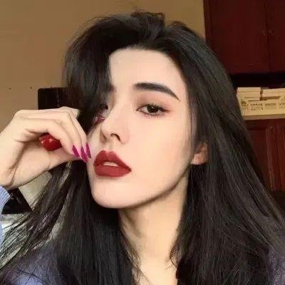随盲柳入眠的女人